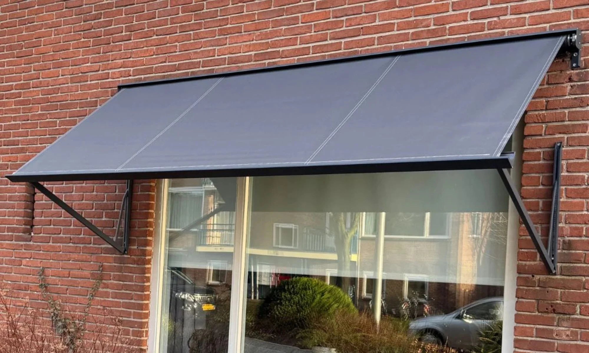 Verano V150 - Uitvalscherm vanaf zijkant 
- Geplaatst door STERK Zonweringen in Bussum