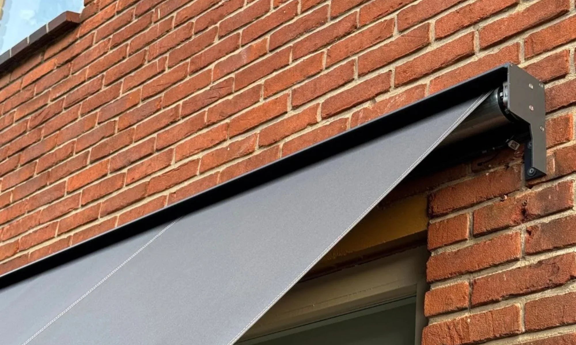 Verano V150 - Uitvalscherm vierkante bak - Geplaatst door STERK Zonweringen in Bussum