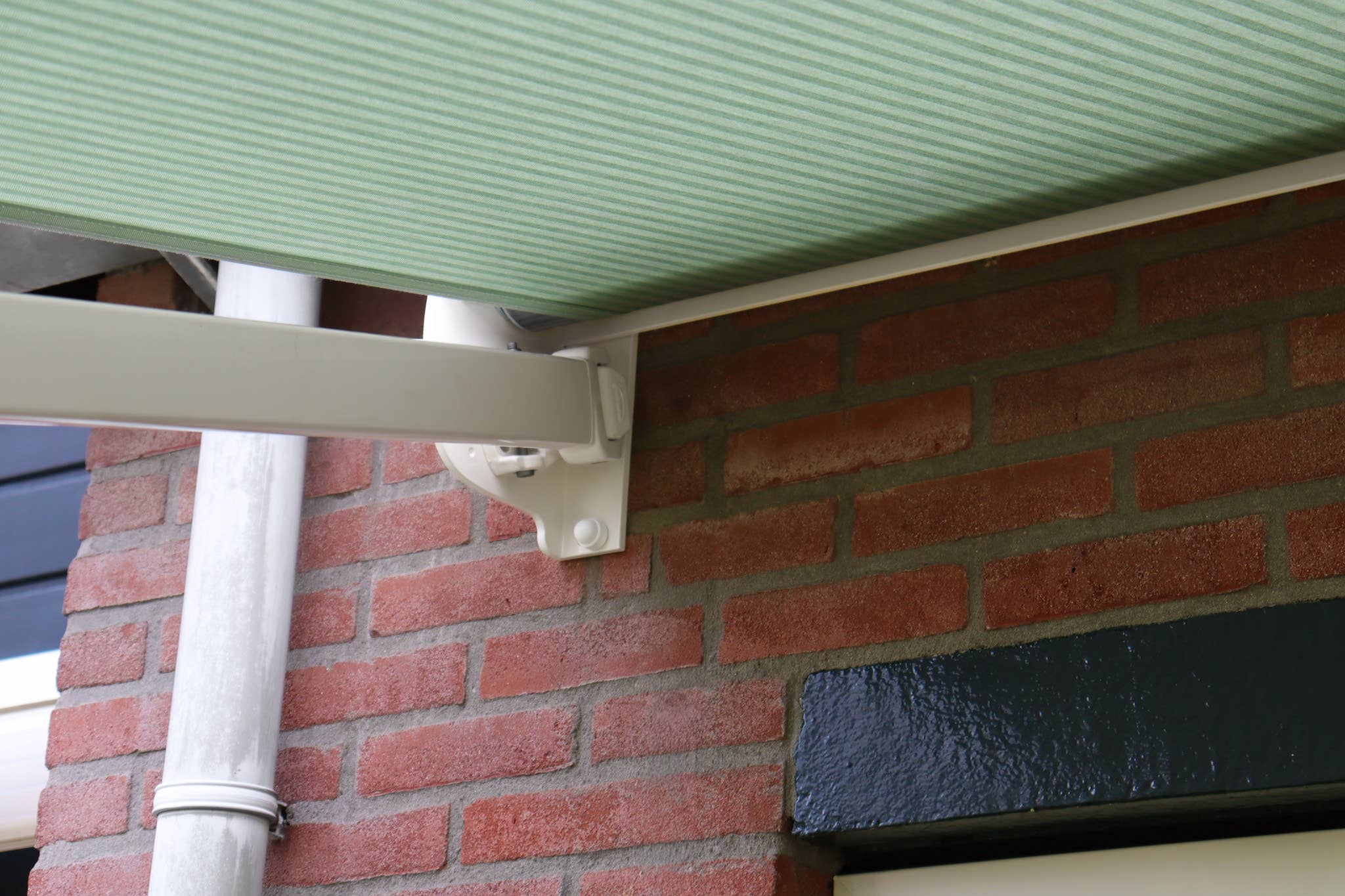 Knikarmscherm Verano V225 geplaatst in t Gooi