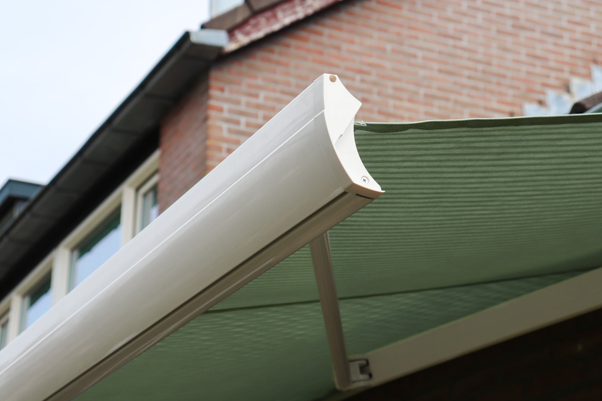 Verano V225 knikarmscherm geplaatst boven zonnig terras in T Gooi - STERK Zonweringen