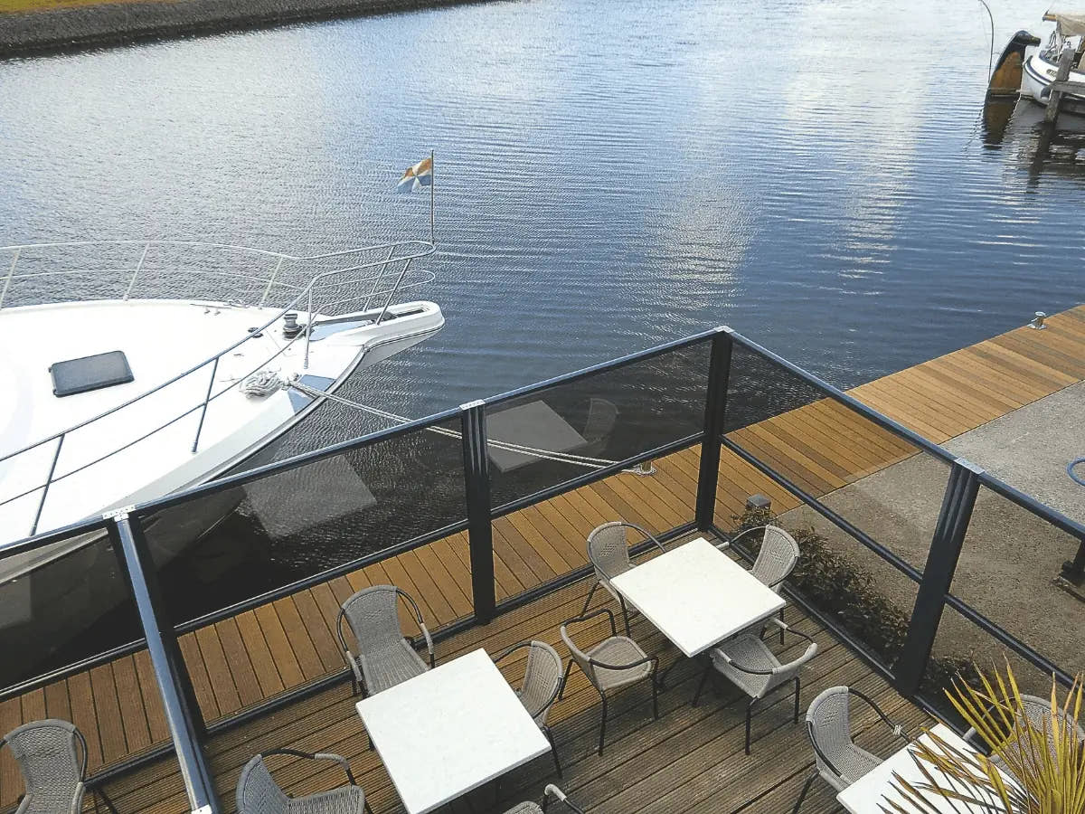 Verano V730 windscherm geplaatst aan het water - STERK Zonweringen