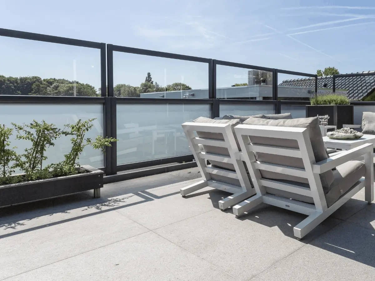 Windschermen met deels melkglas - STERK Zonweringen
