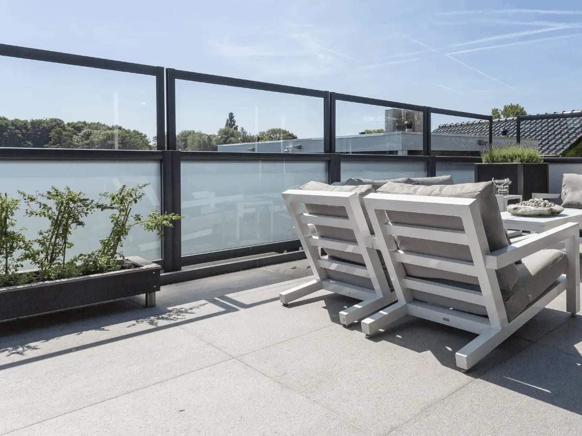 Windschermen met deels melkglas - STERK Zonweringen