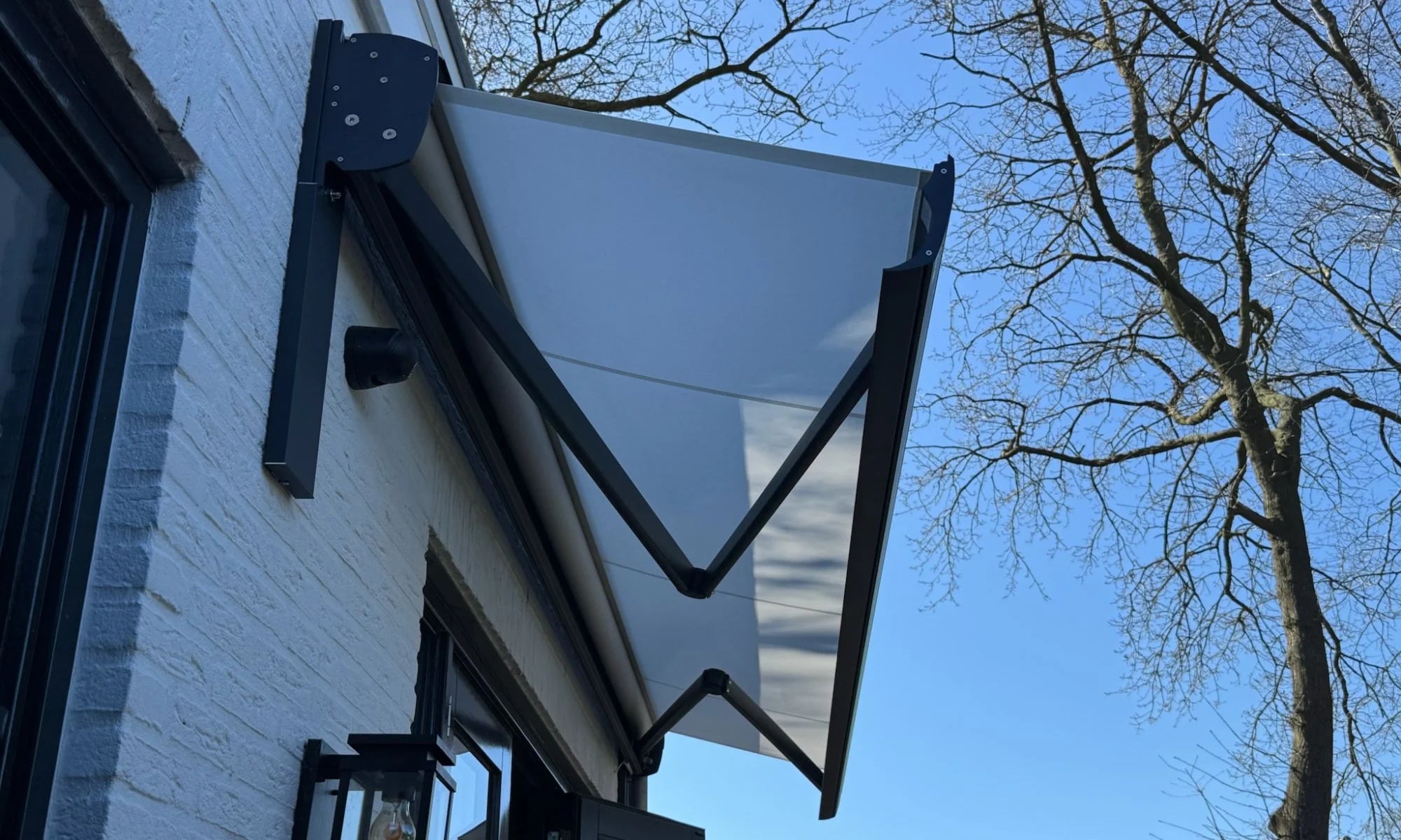 Verano V255 met sterke knikarmen en strakke afwerking - STERK Zonweringen