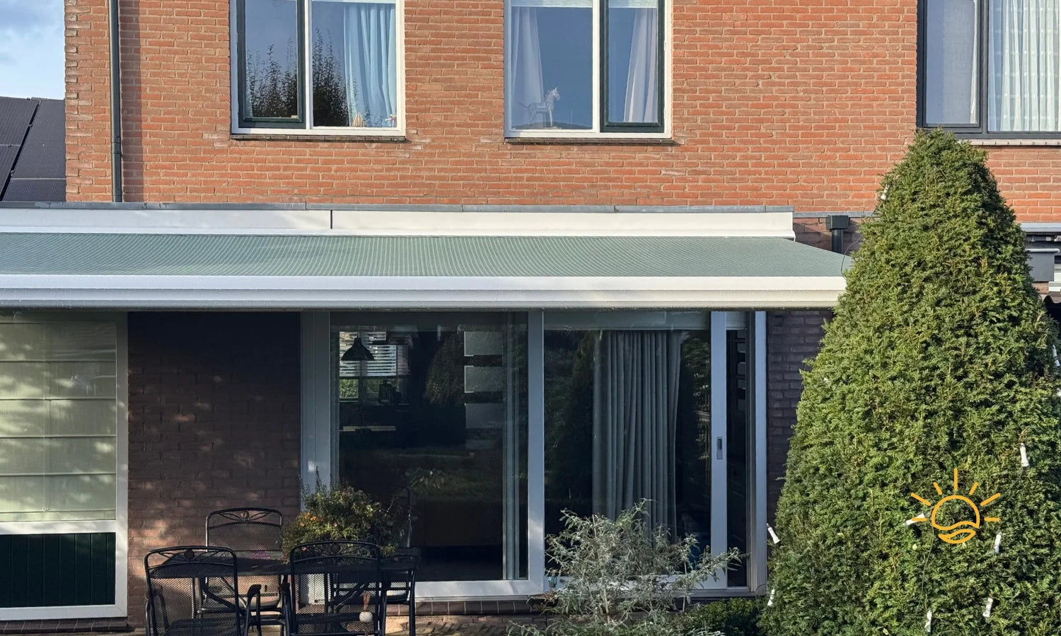 Verano V360 - Knikarmscherm 6 meter breed - Geplaatst in Huizen door STERK Zonweringen