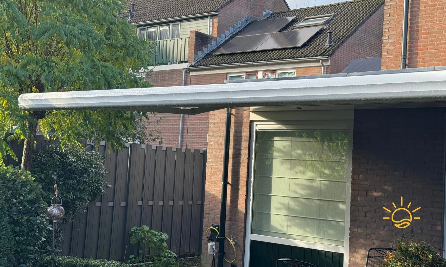 Verano V360 - Knikarmscherm 6 meter breed - Geplaatst in Huizen door STERK Zonweringen