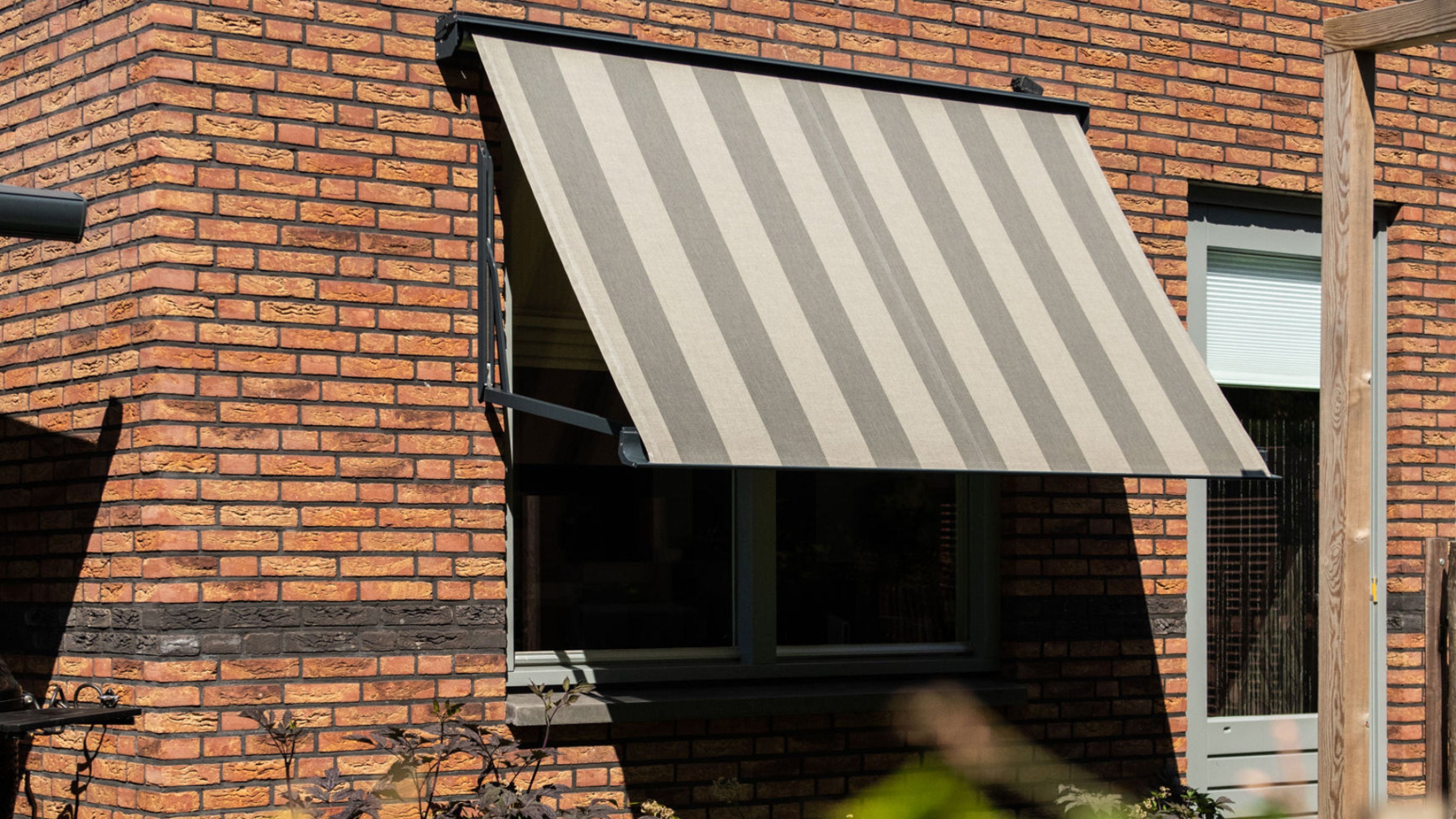 Voorzijde woning met screen in Eemnes - STERK Zonweringen