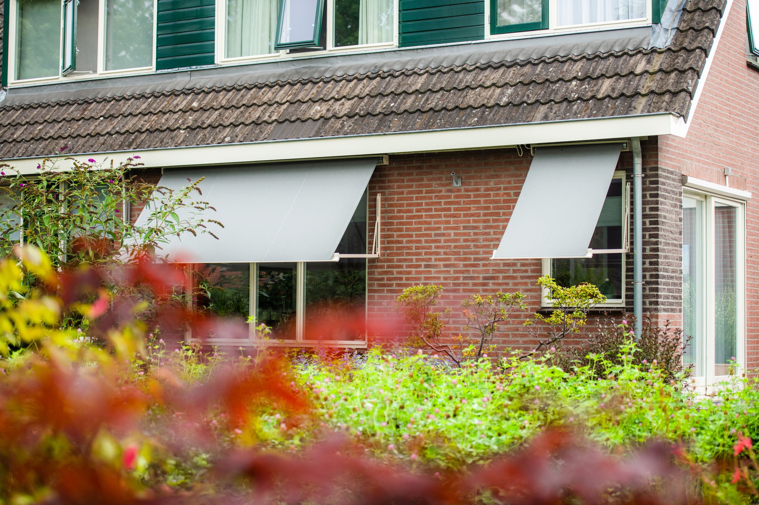 Voorzijde woning uitvalscherm in Naarden - STERK Zonweringen