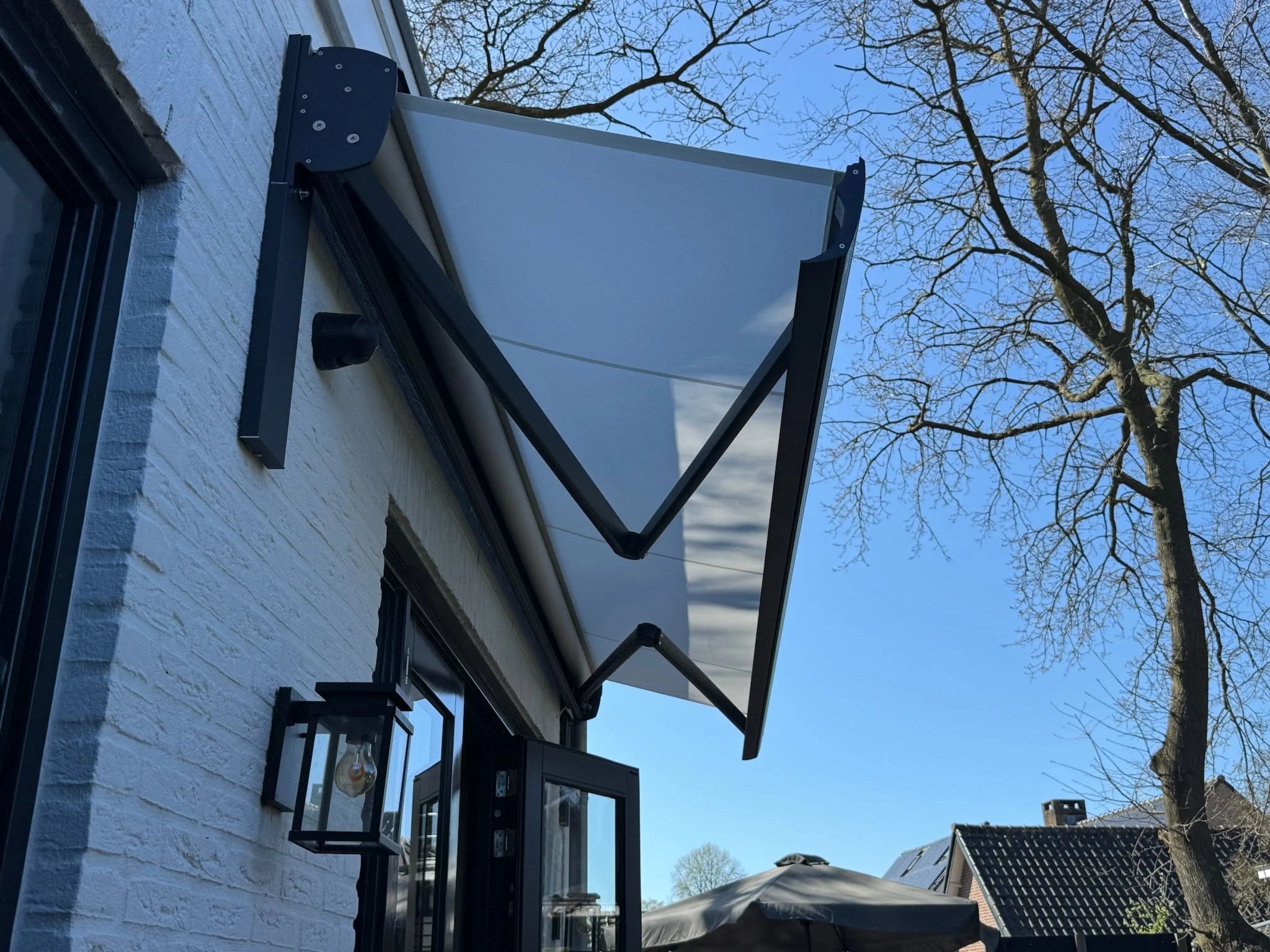 Wat is een knikarmscherm voor je terras? - STERK Zonweringen